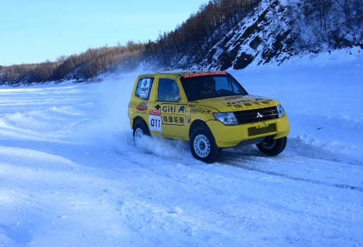 À travers la neige